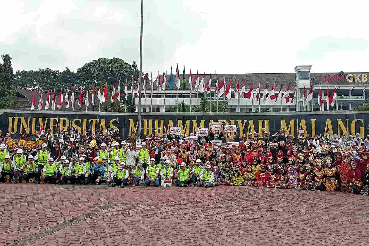 Perkokoh Kebangsaan, Ribuan Peserta Berbaju Adat dan Profesi Meriahkan HUT ke-79 RI di UMM