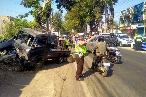 Kecelakaan di Kecamatan Pakisaji, Kabupaten Malang. (ist) - Tiga Mobil, Satu Sepeda Motor Terlibat Kecelakaan Beruntun di Pakisaji, Tiga Orang Luka-luka
