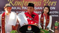 Ketua DPC PDI-P Kota Malang, menunjukkan surat penerimaan berkas Paslon Sam HC-Ganis Rumpoko oleh KPU Kota Malang. (rhd) - Berkas Lengkap, Sam HC-Ganis Rumpoko Resmi Menjadi Calon Wali Kota dan Wakil Wali Kota Malang