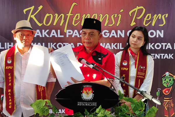Ketua DPC PDI-P Kota Malang, menunjukkan surat penerimaan berkas Paslon Sam HC-Ganis Rumpoko oleh KPU Kota Malang. (rhd) - Berkas Lengkap, Sam HC-Ganis Rumpoko Resmi Menjadi Calon Wali Kota dan Wakil Wali Kota Malang