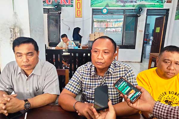 Ketua DPD Golkar Situbondo saat press rilis. (Seru.co.id/aza) - Golkar Pindah Dukungan dari Karna-Khoirani ke Rio-Ulfi pada Pilkada Situbondo 2024