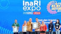 Ketua LPPM UM (empat dari kiri) saat menerima penghargaan booth terinovasi di InaRI Expo 2024. (ist) - UM Berhasil Meraih Penghargaan Booth Terinovasi di Ajang InaRI Expo 2024