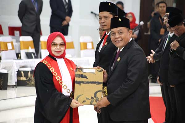 Ketua PN Malang menyerahkan SK kepada I Made Riandiana Kartika sebagai Ketua Sementara. (ist) - 45 Anggota DPRD Kota Malang Resmi Dilantik, I Made Riandiana Kartika Jadi Ketua Sementara