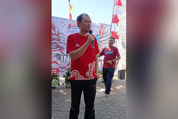 Ketua RT Perumahan Jasatirta, Fahmi Hidayat saat sambutan dan Ketua Panitia, Zaini Fajri. (Seru.co.id/mzm) - Keseruan Jalan Sehat dan Berbagai Lomba Warga Perumahan Jasatirta Semarakkan HUT ke 79 RI