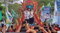 Pawai Budaya Antarkan Khofifah Emil Menuju ke KPU Jatim