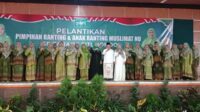 Khofifah Indar Parawansa saat melantik ratusan Pengurus Ranting dan Anak Ranting Muslimat Nahdlatul Ulama di Gedung Olah Raga (GOR) Rengganis, Rabu (7/8/2024). (Seru.co.id/aza) - Khofifah Libatkan Bunda-bunda Muslimat NU untuk Bisa Tekan Angka Stunting