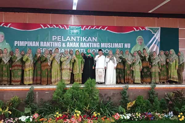 Khofifah Indar Parawansa saat melantik ratusan Pengurus Ranting dan Anak Ranting Muslimat Nahdlatul Ulama di Gedung Olah Raga (GOR) Rengganis, Rabu (7/8/2024). (Seru.co.id/aza) - Khofifah Libatkan Bunda-bunda Muslimat NU untuk Bisa Tekan Angka Stunting