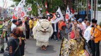 Kirab Budaya yang mengiringi Paslon Fawait-Djoko saat mendaftar ke KPU Jember. (Seru.co.id/amb) - Kirab Budaya Iringi Pendaftaran Fawait-Djoko Menuju KPU Jember