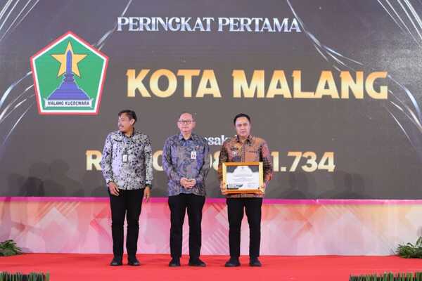 Komitmen Utamakan UMKM Lokal, Pj Wali Kota Malang Raih Penghargaan e-Purchasing Award Jatim 2024