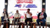 Kurnia Nugraha, diapit Sulikah Handayani (dua kiri) dan Windhiarto Yudistiro (kanan), saat memaparkan materi. (rhd) - JNE Sahabat UMKM, Komitmen Tumbuh dan Berkembang Bersama