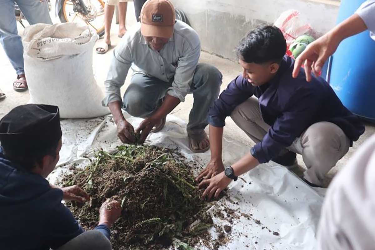 Mahasiswa Polinema memberikan contoh pengolahan pupuk organik. (ist) - PKM Polinema Berikan Pelatihan dan Pendampingan Pengolahan Sampah Desa Tulusbesar