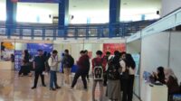 Mahasiswa dan alumni Polinema menyerbu stand perusahaan penyedia lowongan kerja. (rhd) - Ribuan Mahasiswa dan Alumni Polinema Serbu Campus-Company Fit and Hiring Program