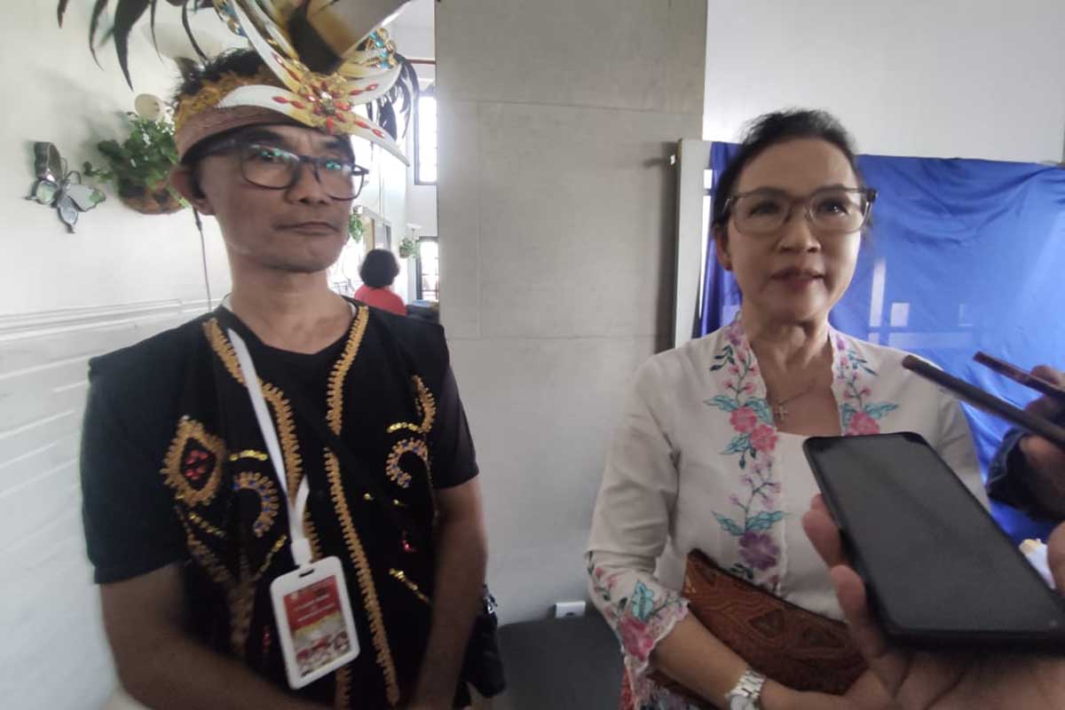 Mall Director Matos, Fifi Trisjanti (kanan) bersama Ketua BMGK, menjawab awak media. (rhd) - HUT Ke-79 RI, Matos Bersama BMGK Kembali Gelar Flashmob dan Konser Do’a Anak Negeri