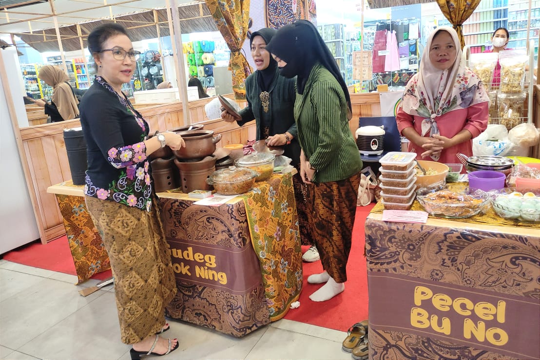 Ratusan Emak-emak Semarakkan Indonesian Culture Festival Harmony of East Java di Matos