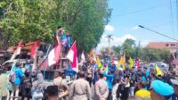 Massa PMII PK Unars melakukan aksi turun jalan ke Kantor DPRD dan KPU Situbondo. (Seru.co.id/aza) - Puluhan Massa PK PMII Unars Gelar Aksi Turun Desak DPRD dan KPU Situbondo Kawal Putusan MK
