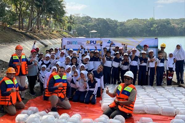 Hari Konservasi Alam, Jasa Tirta I Tebar 160 Ribu Bibit Ikan di Tiga Waduk