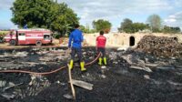 Mobil Damkar wilayah Asembagus melakukan pemadaman dan pembasahan. (Seru.co.id/aza) - Gudang Penyimpanan Arang Ludes Terbakar, Kerugian Ditaksir Puluhan Juta