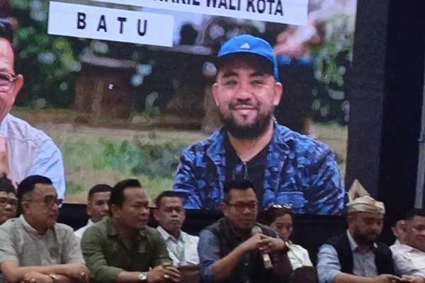 Nurrochman dan Heli Suyanto saat menjawab pertanyaan awak media. (dik) - Bocoran Visi Misi Pasangan Bacawali Cak Nur dan Heli Suyanto dalam Pilkada Batu 2024