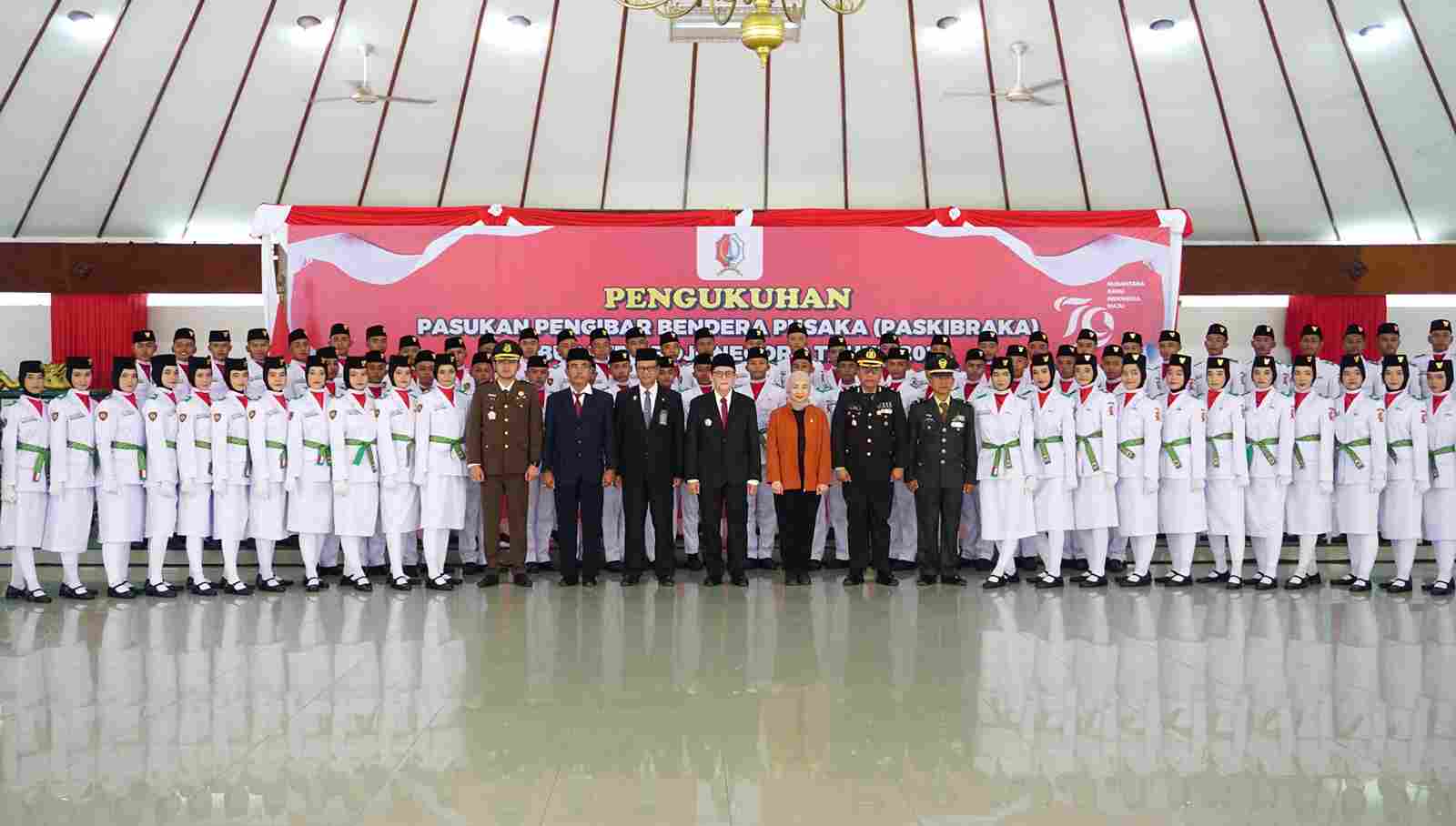 Pj Bupati Bojonegoro Kukuhkan Anggota Paskibraka 2024