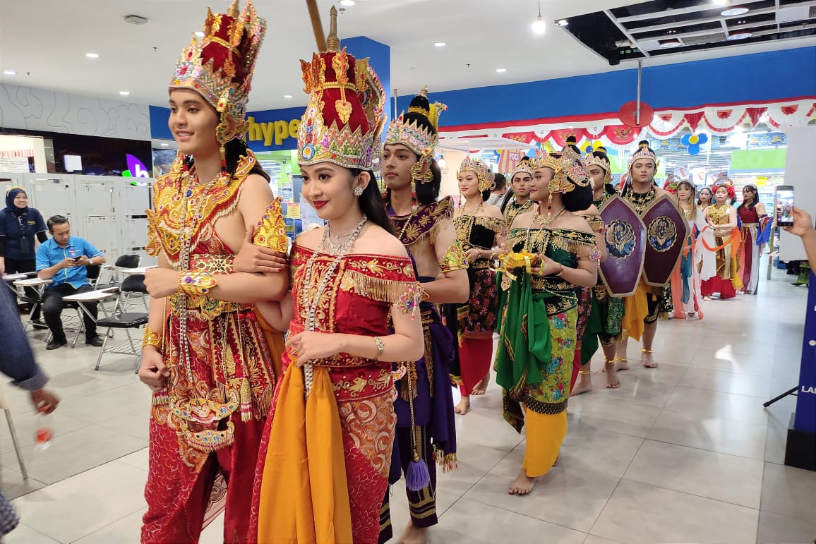 Ratusan Emak-emak Semarakkan Indonesian Culture Festival Harmony of East Java di Matos