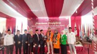 Pasangan Rio-Ulfi resmi mendaftar Hari Terakhir ke Kantor Komisi Pemilihan Umum (KPU) Kabupaten Situbondo, Kamis (29/8/2024). (Seru.co.id/aza) - Pasangan Rio - Ulfi Resmi Daftar ke KPU Situbondo di Hari Terakhir Pendaftaran Diiringi Ribuan Massa dan Ketua Partai Pengusung