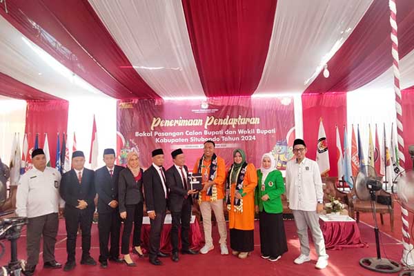Pasangan Rio-Ulfi resmi mendaftar Hari Terakhir ke Kantor Komisi Pemilihan Umum (KPU) Kabupaten Situbondo, Kamis (29/8/2024). (Seru.co.id/aza) - Pasangan Rio - Ulfi Resmi Daftar ke KPU Situbondo di Hari Terakhir Pendaftaran Diiringi Ribuan Massa dan Ketua Partai Pengusung