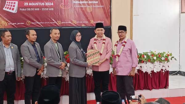Paslon Fawait-Djoko saat menyerahkan berkas ke KPU Jember. (Seru.co.id/amb) - Kirab Budaya Iringi Pendaftaran Fawait-Djoko Menuju KPU Jember
