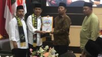 Paslon Gunawan Wibisono-dr Umar Usman saat menyerahkan persyaratan pendaftaran. (Seru.co.id/wul) - Paslon Gunawan Wibisono-dr Umar Usman Daftar ke KPU Kabupaten Malang Diiringi Ratusan Warga