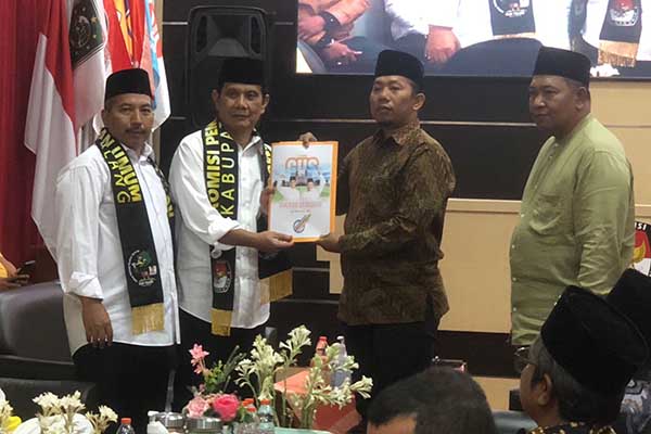 Paslon Gunawan Wibisono-dr Umar Usman saat menyerahkan persyaratan pendaftaran. (Seru.co.id/wul) - Paslon Gunawan Wibisono-dr Umar Usman Daftar ke KPU Kabupaten Malang Diiringi Ratusan Warga