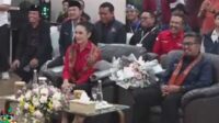 Paslon Krisdayanti - Kresna Dewanata Prosakh saat menunggu verifikasi berkas syarat pencalonan. (ist) - Datang Daftarkan Diri Bersama Kresna, Krisdayanti Apresiasi Kinerja Profesional KPU Batu
