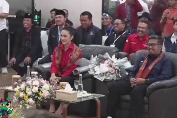 Paslon Krisdayanti - Kresna Dewanata Prosakh saat menunggu verifikasi berkas syarat pencalonan. (ist) - Datang Daftarkan Diri Bersama Kresna, Krisdayanti Apresiasi Kinerja Profesional KPU Batu