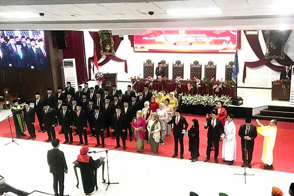 Pelantikan para anggota DPRD dipandu langsung oleh Ketua PN Malang, Rosihan Juhriah Rangkuti SH MH. (afi) - 45 Anggota DPRD Kota Malang Resmi Dilantik, I Made Riandiana Kartika Jadi Ketua Sementara