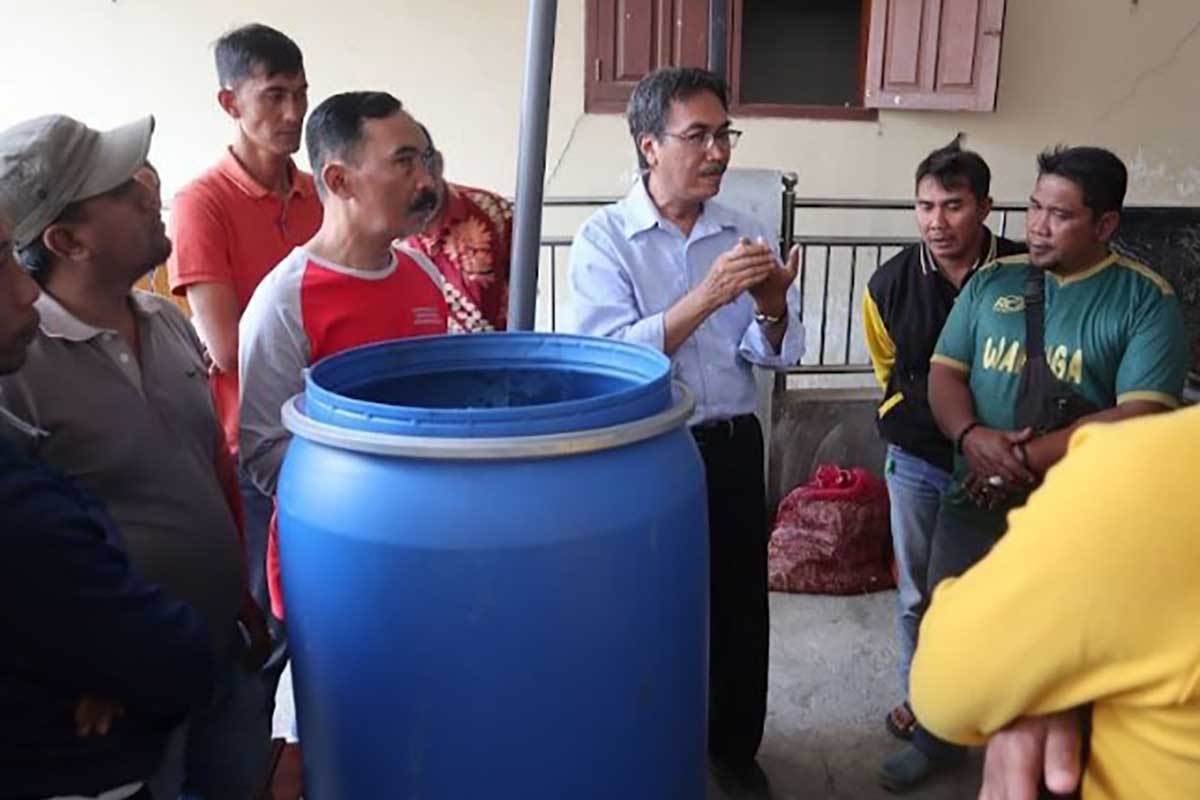 Pemberian materi oleh Dosen Polinema kepada peserta. (ist) - PKM Polinema Berikan Pelatihan dan Pendampingan Pengolahan Sampah Desa Tulusbesar
