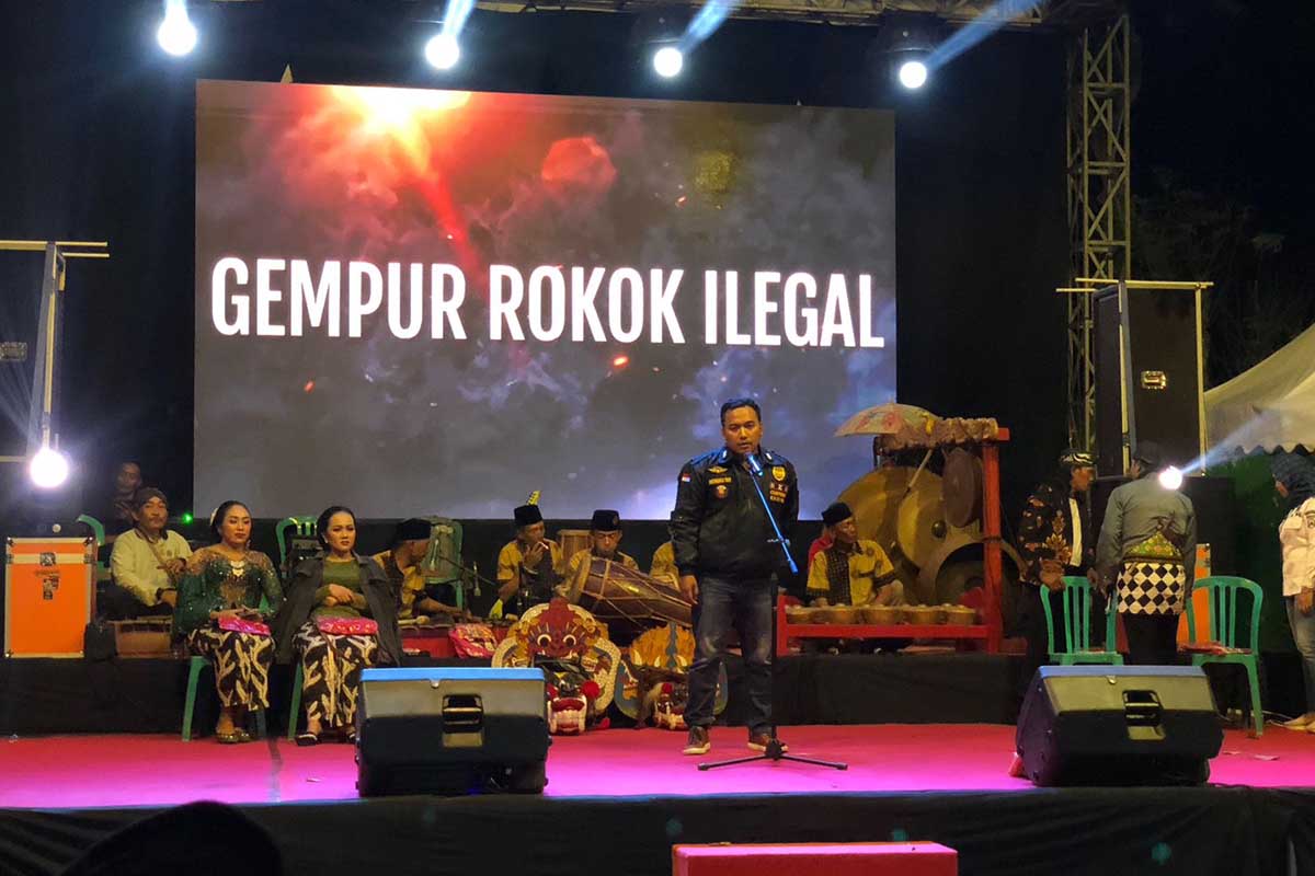 Pemeriksa Bea Cukai Terampil Bea Cukai Malang, Hendro Try Noor memberikan penjelasan kepada masyarakat. (wul) - Pantai Tamban dan Ngantep Jadi Percontohan Wisata Bebas Rokok Ilegal