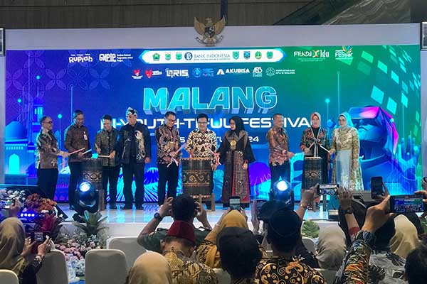 Pemukulan gendang menjadi simbolisasi pembukaan MBF yang akan berlangsung dari tanggal 21 sampai 25 Agustus 2024 di Malang Town Square. (afi) - Dorong Pengembangan UMKM, Kantor Perwakilan BI Malang Gelar MBF 2024