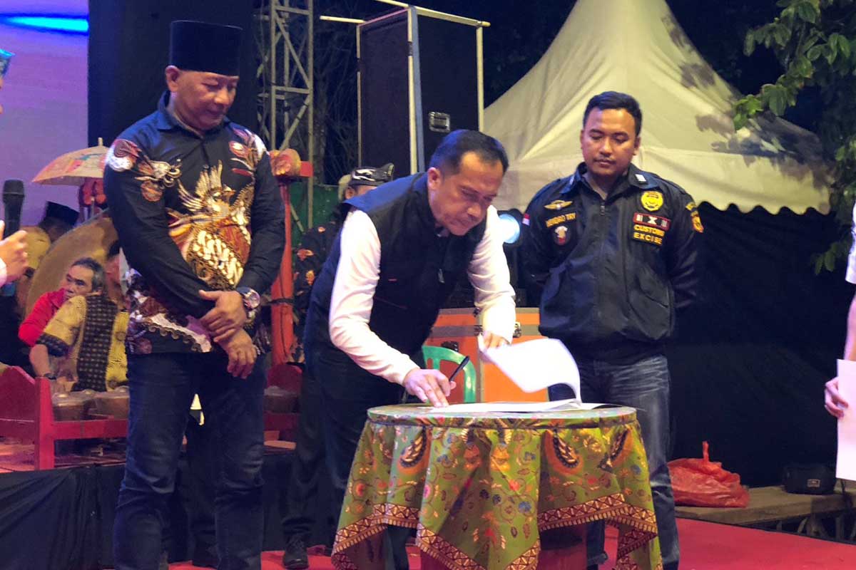 Penandatanganan kerjasama antara Kepala Desa Tambakrejo, Satpol PP Kabupaten Malang dan Bea cukai Malang untuk memberantas peredaran rokok ilegal. (wul) - Pantai Tamban dan Ngantep Jadi Percontohan Wisata Bebas Rokok Ilegal