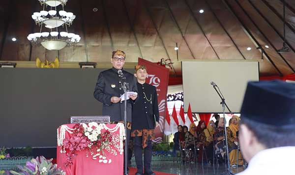 Penjabat Bupati Pamekasan, Masrukin saat mengikuti upacara HUT RI ke-79. (SERU.co.id /udi) - Rayakan HUT ke-79 RI, Pj Bupati Pamekasan Ajak Masyarakat Tanam Rasa Nasionalisme