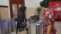 Penumpang KA saat melakukan proses boarding. (Seru.co.id/amb) - Face Recognition Hadir di Stasiun Jember, Boarding Tidak Perlu Tunjukkan Tiket
