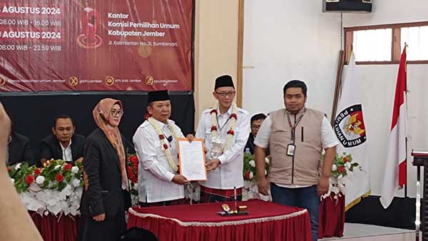 Penyerahan berkas paslon Hendy-Firjaun ke KPU Jember. (Seru.co.id/amb) - Daftar ke KPU Jember Bersama PDIP, Hendy Nyanyikan Lagu Tanduk Majeng