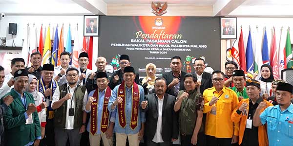 Penyerahan berkas pendaftaran Wahyu Hidayat - Ali Muthohirin (WALI) bersama 13 parpol pengusung di terima jajaran KPU Kota Malang. (rhd) - Didukung 13 Partai, Wahyu Hidayat - Ali Muthohirin (WALI) Daftar ke KPU Kota Malang