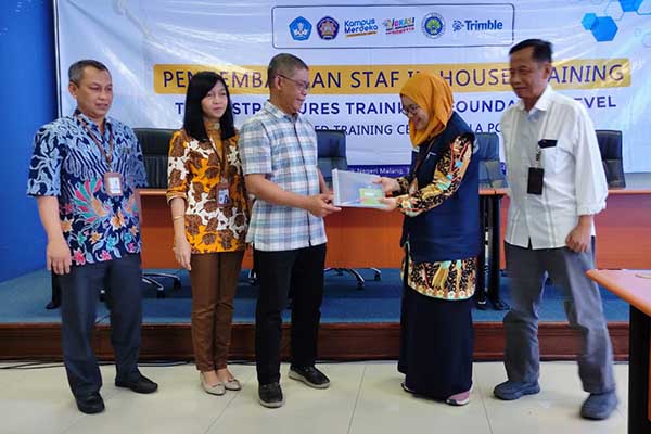 ATC Tekla Polinema Berikan Pelatihan Laboran dan Mahasiswa Teknik Bangunan UM 1 Penyerahan secara simbolis atribut kepesertaan kepada peserta pelatihan. (rhd) - ATC Tekla Polinema Berikan Pelatihan Laboran dan Mahasiswa Teknik Bangunan UM
