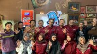 Perayaan HUT ke-5 SERU.co.id bersama kru dan undangan dengan simbol lima jari untuk kesuksesan ke depannya. (afi) - Lima Tahun SERU.co.id, Komitmen Suguhkan Berita Tepercaya Jadi Rujukan Publik - Lima Tahun SERU.co.id, Komitmen Suguhkan Berita Terpercaya Jadi Rujukan Publik