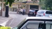 Petugas KPK saat menggeledah Rumdin Bupati Situbondo dan kantor Dinas PUPP. (Seru.co.id/aza) - Geledah Rumdin Bupati dan Kantor Dinas PUPP Situbondo, Penyidik KPK Bawa Sejumlah Dokumen