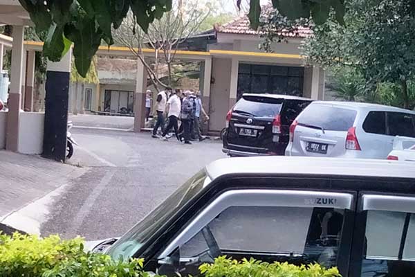 Petugas KPK saat menggeledah Rumdin Bupati Situbondo dan kantor Dinas PUPP. (Seru.co.id/aza) - Geledah Rumdin Bupati dan Kantor Dinas PUPP Situbondo, Penyidik KPK Bawa Sejumlah Dokumen
