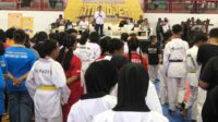 Pihak Bea cukai Malang menyampaikan Sosialisasi Gempur Rokok Ilegal. (wul) - Pemkab Malang dan Bea Cukai Sosialisasi Gempur Rokok Ilegal Melalui Kejuaraan Taekwondo