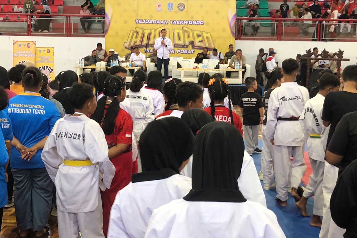 Pihak Bea cukai Malang menyampaikan Sosialisasi Gempur Rokok Ilegal. (wul) - Pemkab Malang dan Bea Cukai Sosialisasi Gempur Rokok Ilegal Melalui Kejuaraan Taekwondo