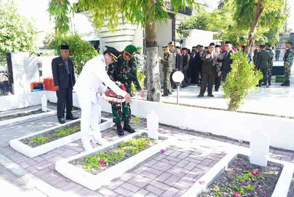 Pj Bupati Bojonegoro dan Forkopimda Ziarah Makam Pahlawan, Momen Meneruskan Semangat Juang