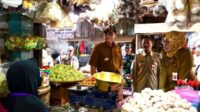 Pj Bupati Bojonegoro dan TPID Sidak Pasar, Harga Tomat Terjun Bebas