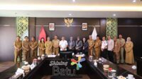 Pj Wali Kota Batu bersama Pimpinan Bank Jatim Batu serta 9 Kepala OPD dalam momen perpanjangan PKS. (ist) - Ini Dia Sembilan Point PKS Pemkot Batu dengan Bank Jatim Cabang Batu