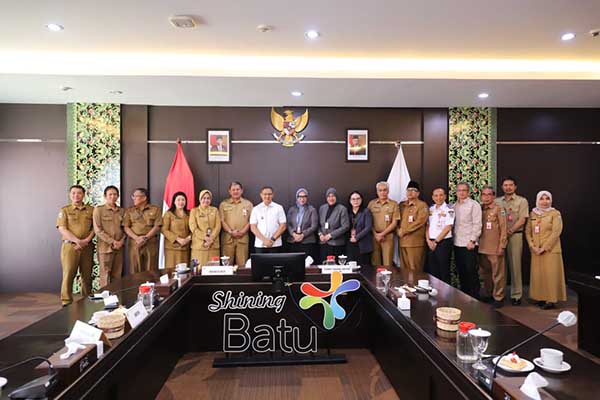 Pj Wali Kota Batu bersama Pimpinan Bank Jatim Batu serta 9 Kepala OPD dalam momen perpanjangan PKS. (ist) - Ini Dia Sembilan Point PKS Pemkot Batu dengan Bank Jatim Cabang Batu
